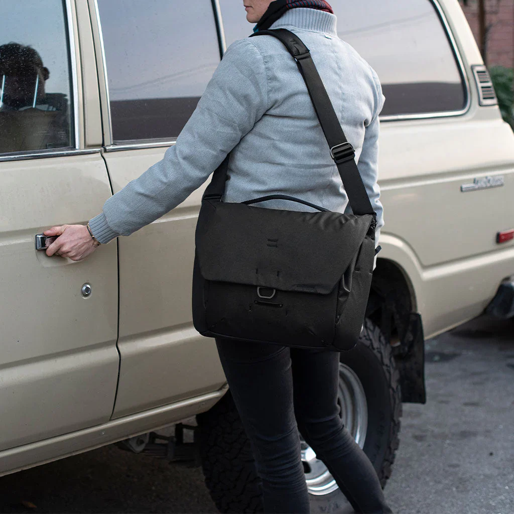 Peak Design Everyday Messenger 13L V2 - Black - Image 4